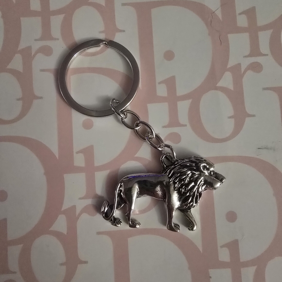 Small Silver Lion Bag Charm/ Keychain New - Picture 1 of 4